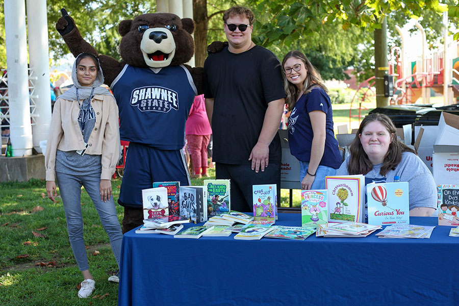 SSU students with Bear mascot