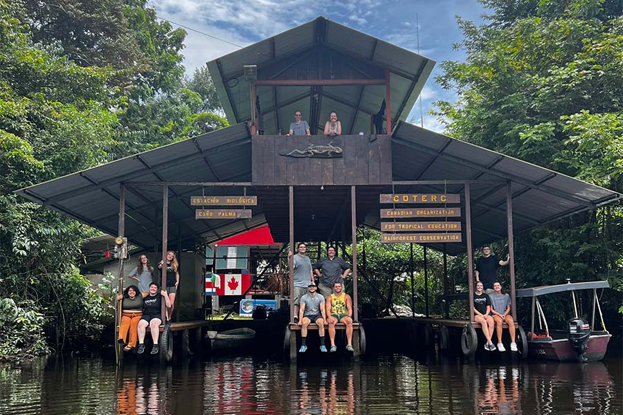 group photo of students on Costa Rica trip