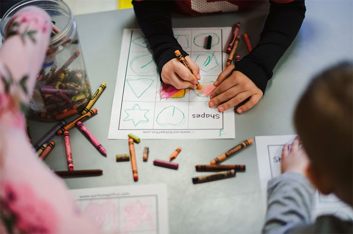picture of kids in classroom coloring