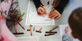 picture of kids in classroom coloring